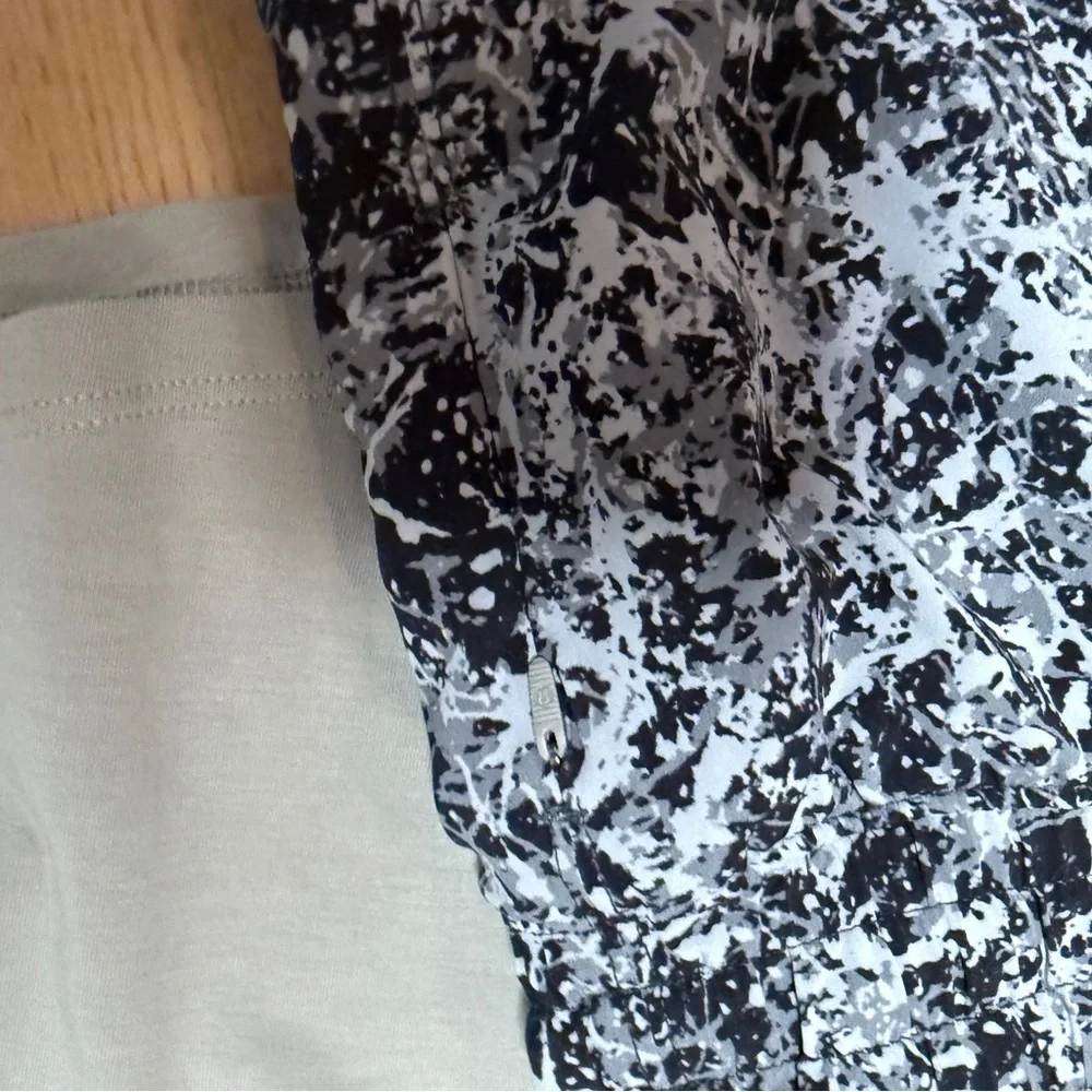 LULULEMON *REVERSIBLE 3" Paint Splash Ice Grey
Multi/Riverstone SHORTS - Picture 6 of 6